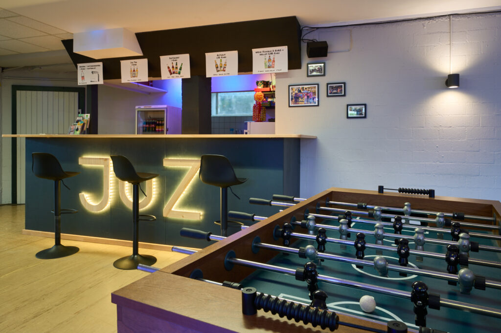 Offener Treff: Jugendliche entspannen mit Billard und Kicker