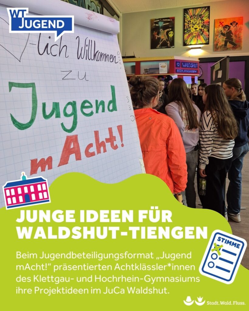Freundliche Schulsozialarbeiterin im Gespräch mit Schülern