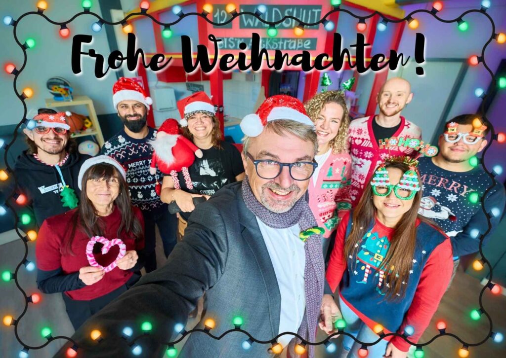 Bunte Graffiti-Wand mit kreativen Jugendkunstwerken