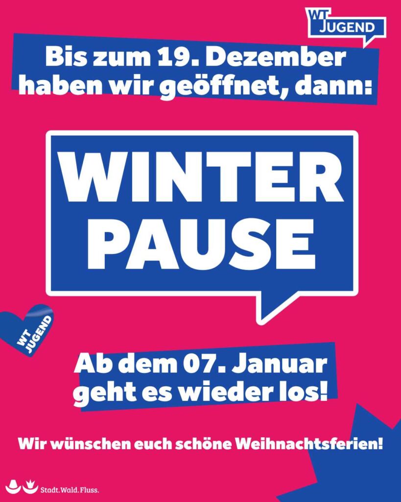 Band probt im Tonstudio mit Mikrofonen und Instrumenten