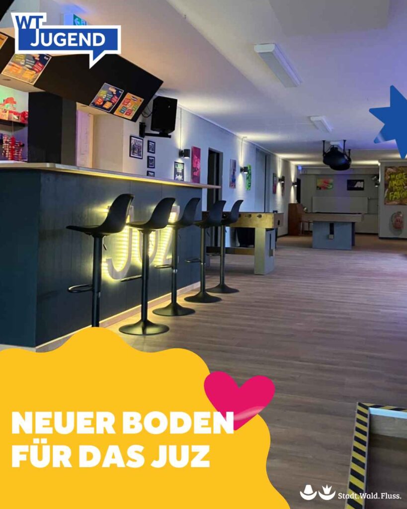 Freundliche Schulsozialarbeiterin im Gespräch mit Schülern