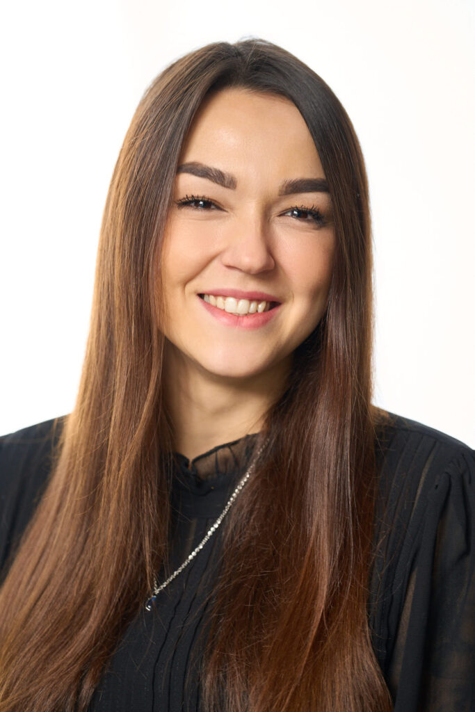 Freundliche Schulsozialarbeiterin im Gespräch mit Schülern