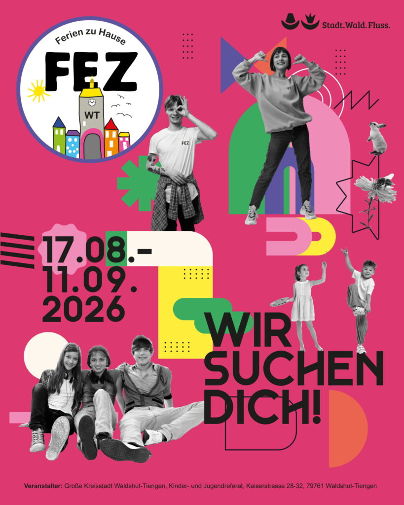 Freundliche Schulsozialarbeiterin im Gespräch mit Schülern